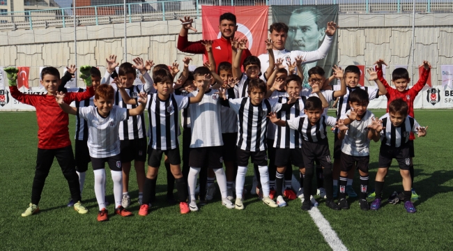 Minik futbolcular Cumhuriyet Bayramı Futbol Şöleninde doyasıya eğlendi 